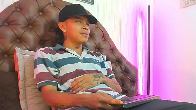 Snapshot of noah_blake0 chatting on September 25, 2025, 2:39 am noah blake0 online show from September 25, 2025, 2:39 am