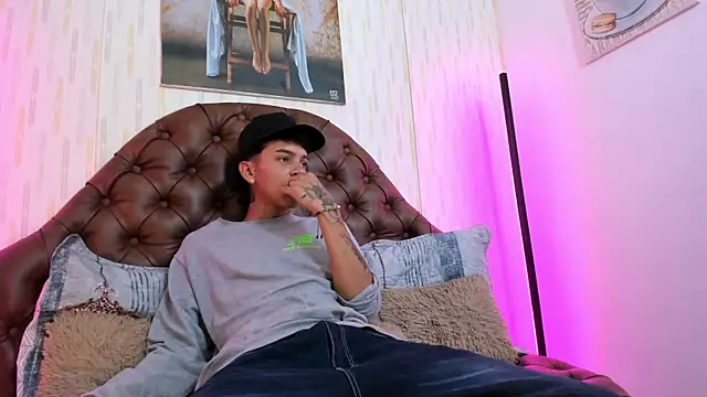 Snapshot of noah_blake0 chatting on November 19, 2025, 5:24 pm noah blake0 online show from November 19, 2025, 5:24 pm