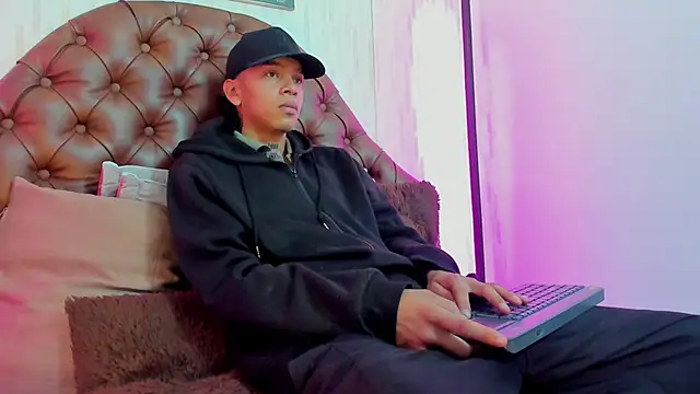 Snapshot of noah_blake0 chatting on September 26, 2025, 2:40 am noah blake0 online show from September 26, 2025, 2:40 am