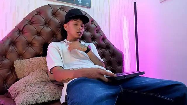 Snapshot of noah_blake0 chatting on October 8, 2025, 9:48 pm noah blake0 online show from October 8, 2025, 9:48 pm