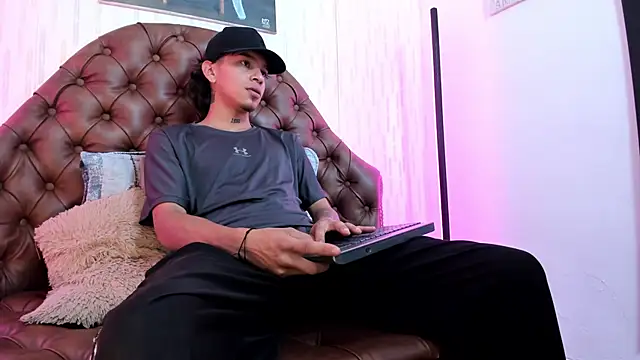 Snapshot of noah_blake0 chatting on October 22, 2025, 2:44 am noah blake0 online show from October 22, 2025, 2:44 am