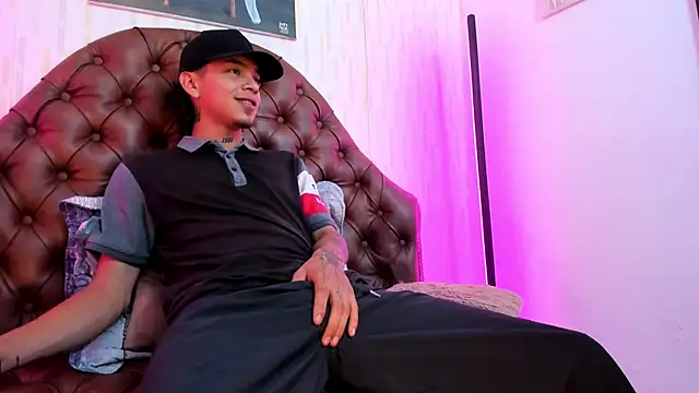 Snapshot of noah_blake0 chatting on October 24, 2025, 2:10 am noah blake0 online show from October 24, 2025, 2:10 am