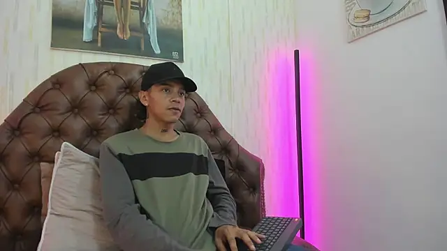 Snapshot of noah_blake0 chatting on September 18, 2025, 2:14 am noah blake0 online show from September 18, 2025, 2:14 am