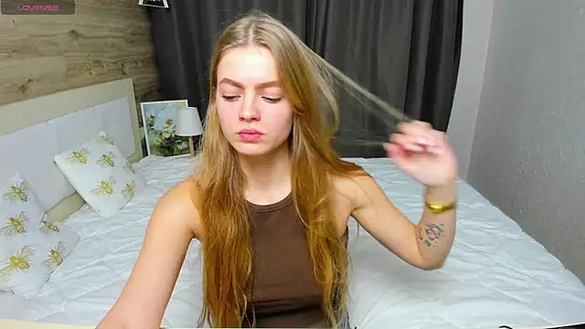 Alisa Glamour online show from November 17, 2025, 2:21 pm