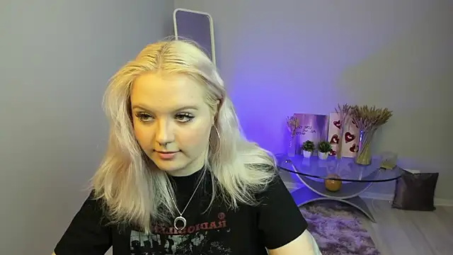 Snapshot of RoseThomas_ chatting on September 24, 2025, 3:29 pm RoseThomas online show from September 24, 2025, 3:29 pm