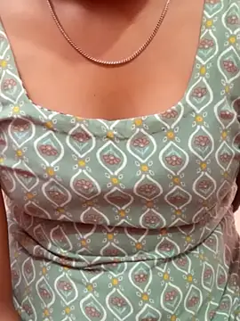 Snapshot of pari_rani7 chatting on March 9, 2026, 3:32 am pari rani7 online show from March 9, 2026, 3:32 am