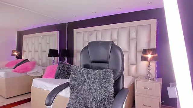 Snapshot of LuisaJonnes_ chatting on April 8, 2026, 4:25 am LuisaJonnes online show from April 8, 2026, 4:25 am