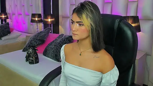 LuisaJonnes  online show from November 27, 2025, 3:45 pm