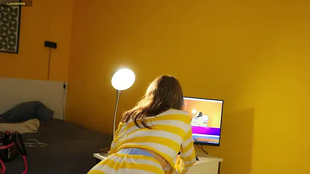 lovekissmes online show from October 14, 2025, 4:40 pm