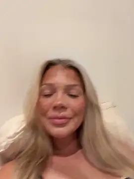 Snapshot of Bellablows chatting on September 28, 2025, 8:49 pm Bellablows online show from September 28, 2025, 8:49 pm