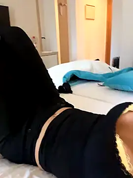 Snapshot of Bellablows chatting on September 30, 2025, 4:24 pm Bellablows online show from September 30, 2025, 4:24 pm