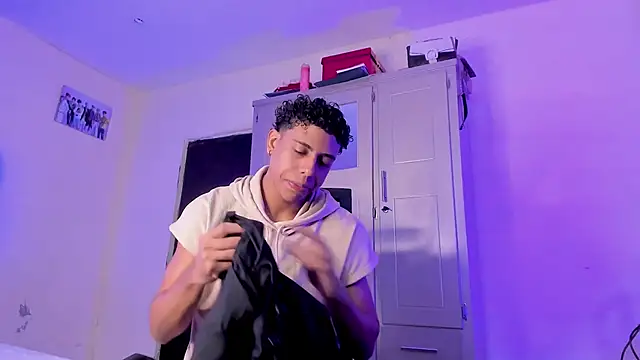 Snapshot of Glader31 chatting on December 2, 2025, 9:38 pm Glader31 online show from December 2, 2025, 9:38 pm