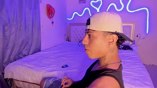 Snapshot of Glader31 chatting on October 14, 2025, 8:20 pm Glader31 online show from October 14, 2025, 8:20 pm