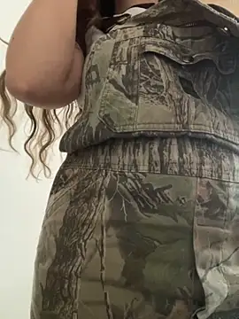 Snapshot of Aphrill chatting on November 22, 2025, 8:40 pm Aphrill online show from November 22, 2025, 8:40 pm