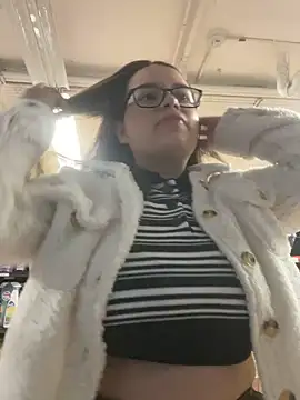 Snapshot of Aphrill chatting on October 25, 2025, 8:42 pm Aphrill online show from October 25, 2025, 8:42 pm