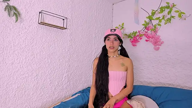 Snapshot of Rouse_Monroe chatting on October 16, 2025, 9:17 am Rouse Monroe online show from October 16, 2025, 9:17 am