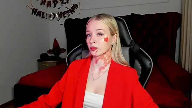 MiaGraces online show from October 31, 2025, 6:15 pm