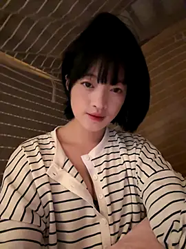 Snapshot of Tramy_xx chatting on October 13, 2025, 3:41 am Tramy xx online show from October 13, 2025, 3:41 am