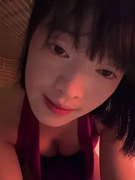 Snapshot of Tramy_xx chatting on October 24, 2025, 8:35 am Tramy xx online show from October 24, 2025, 8:35 am