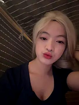 Snapshot of Tramy_xx chatting on October 15, 2025, 3:38 am Tramy xx online show from October 15, 2025, 3:38 am