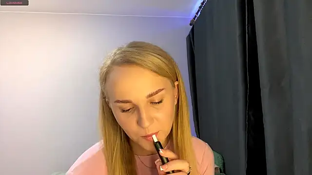 Snapshot of TanekaBoitel chatting on October 3, 2025, 10:06 am TanekaBoitel online show from October 3, 2025, 10:06 am