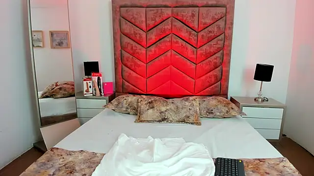 Snapshot of VanessaParis__ chatting on November 28, 2025, 9:04 pm VanessaParis online show from November 28, 2025, 9:04 pm