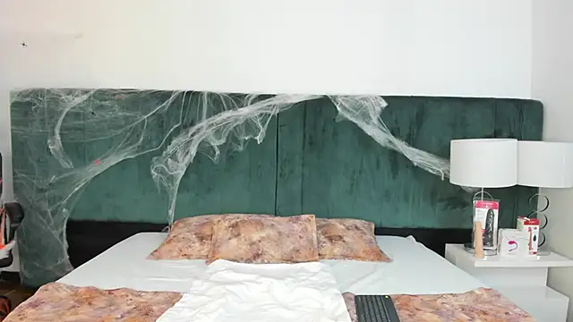 VanessaParis   online show from October 19, 2025, 9:28 pm