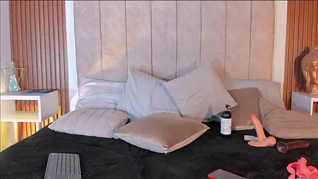 Lauraa saenz11 online show from November 8, 2025, 6:50 am