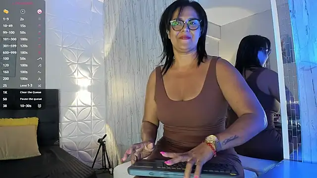 EmillyLim online show from October 6, 2025, 8:53 pm