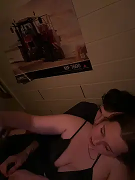 YoungNele18 online show from September 23, 2025, 7:43 pm