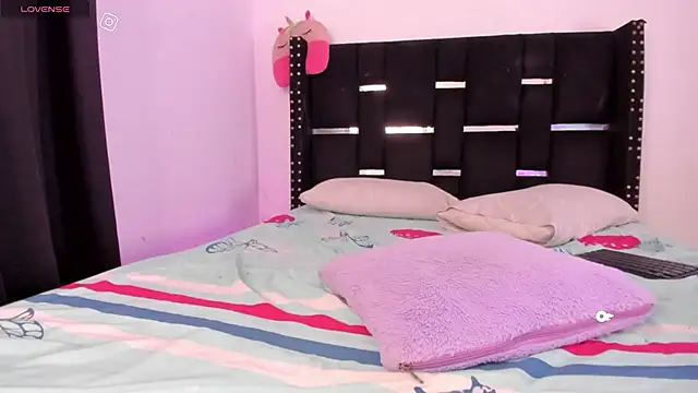 DAYANNAVELEZ online show from April 17, 2026, 2:42 pm