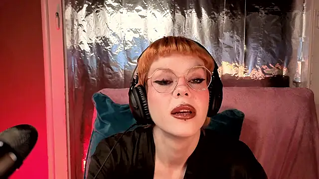 tacodeluxxxe online show from April 16, 2026, 2:12 am