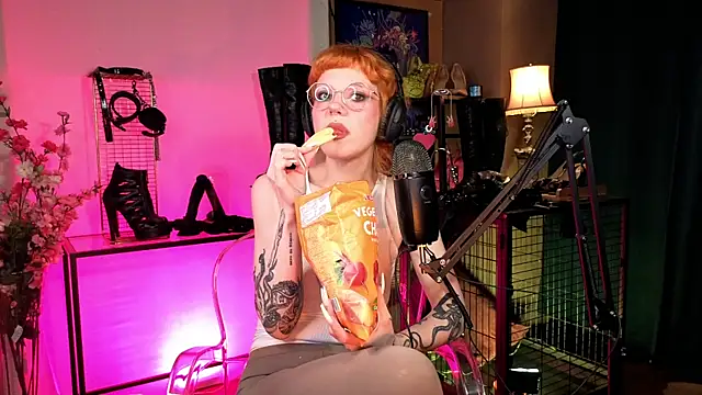 tacodeluxxxe online show from May 6, 2026, 11:53 pm