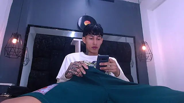 Daniel delux  online show from November 21, 2025, 11:48 pm