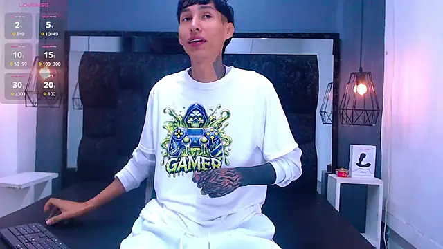 Daniel delux  online show from November 11, 2025, 11:49 am