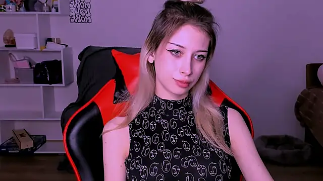 Snapshot of Lori_lolii chatting on October 11, 2025, 7:48 pm Lori lolii online show from October 11, 2025, 7:48 pm