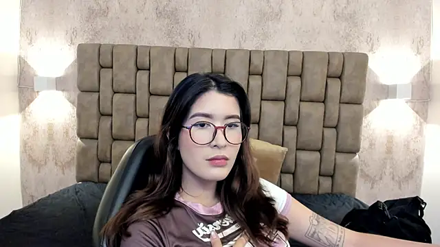Snapshot of emiilyy_cute chatting on October 2, 2025, 12:08 pm emiilyy cute online show from October 2, 2025, 12:08 pm