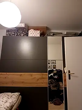 Chrissiosaurus online show from December 1, 2025, 5:52 am