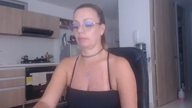 Snapshot of LovePaula chatting on October 23, 2025, 12:09 am LovePaula online show from October 23, 2025, 12:09 am