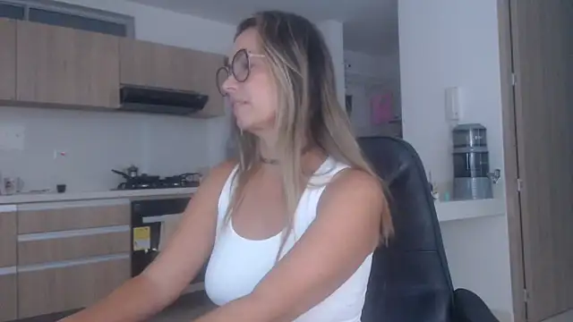 Snapshot of LovePaula chatting on November 24, 2025, 12:38 pm LovePaula online show from November 24, 2025, 12:38 pm