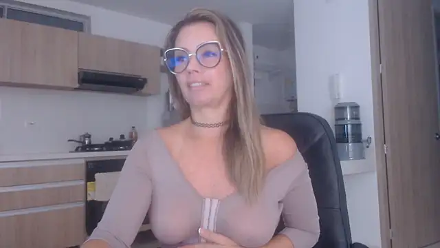 Snapshot of LovePaula chatting on October 25, 2025, 11:09 am LovePaula online show from October 25, 2025, 11:09 am