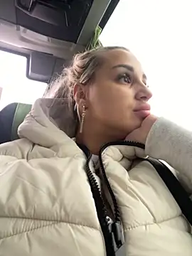 Giullyaxx online show from October 6, 2025, 12:28 pm