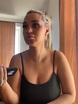 Giullyaxx online show from September 22, 2025, 7:03 am