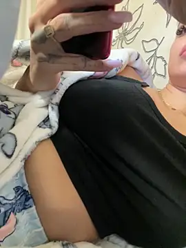 Giullyaxx online show from October 1, 2025, 1:04 pm