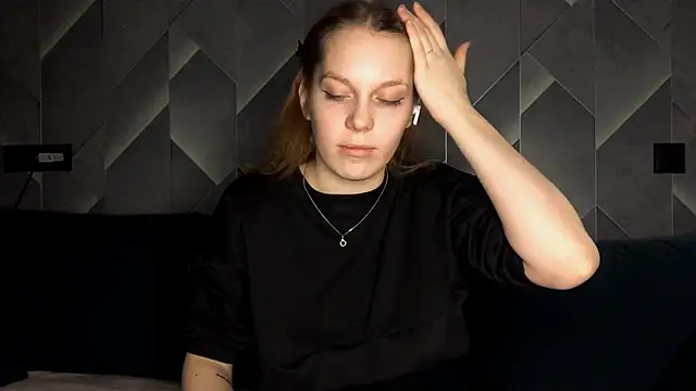 Snapshot of FoxLina chatting on October 20, 2025, 7:36 pm FoxLina online show from October 20, 2025, 7:36 pm