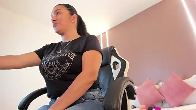 Snapshot of zoee_zi chatting on February 6, 2026, 7:43 pm zoee zi online show from February 6, 2026, 7:43 pm