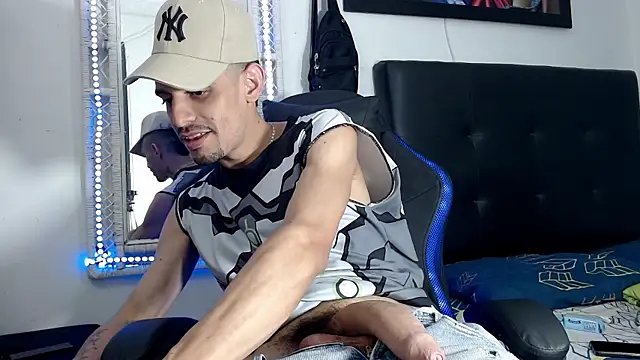LATINO27CM online show from June 26, 2026, 12:27 am
