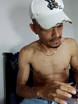 Snapshot of LATINO27CM chatting on October 4, 2025, 7:26 pm LATINO27CM online show from October 4, 2025, 7:26 pm