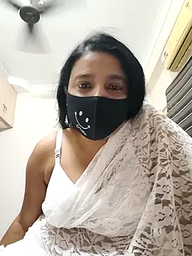 Snapshot of Charm_Queen chatting on February 11, 2026, 3:34 pm Charm Queen online show from February 11, 2026, 3:34 pm