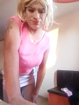 Snapshot of transreyna chatting on November 12, 2025, 11:30 pm transreyna online show from November 12, 2025, 11:30 pm